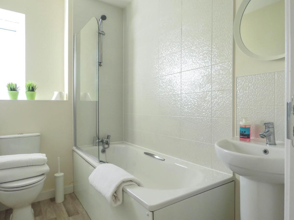 Tudors Esuites 4 Bedroom House Driveway & Garden 伯明翰 外观 照片